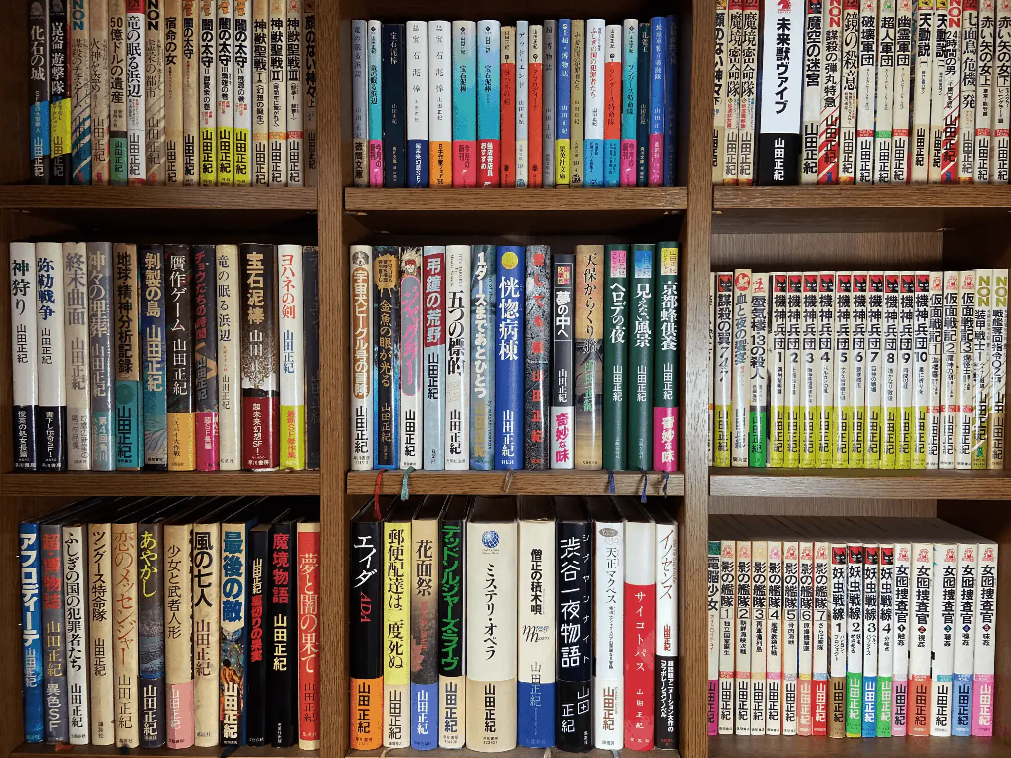 木製の本棚を写した背景画像